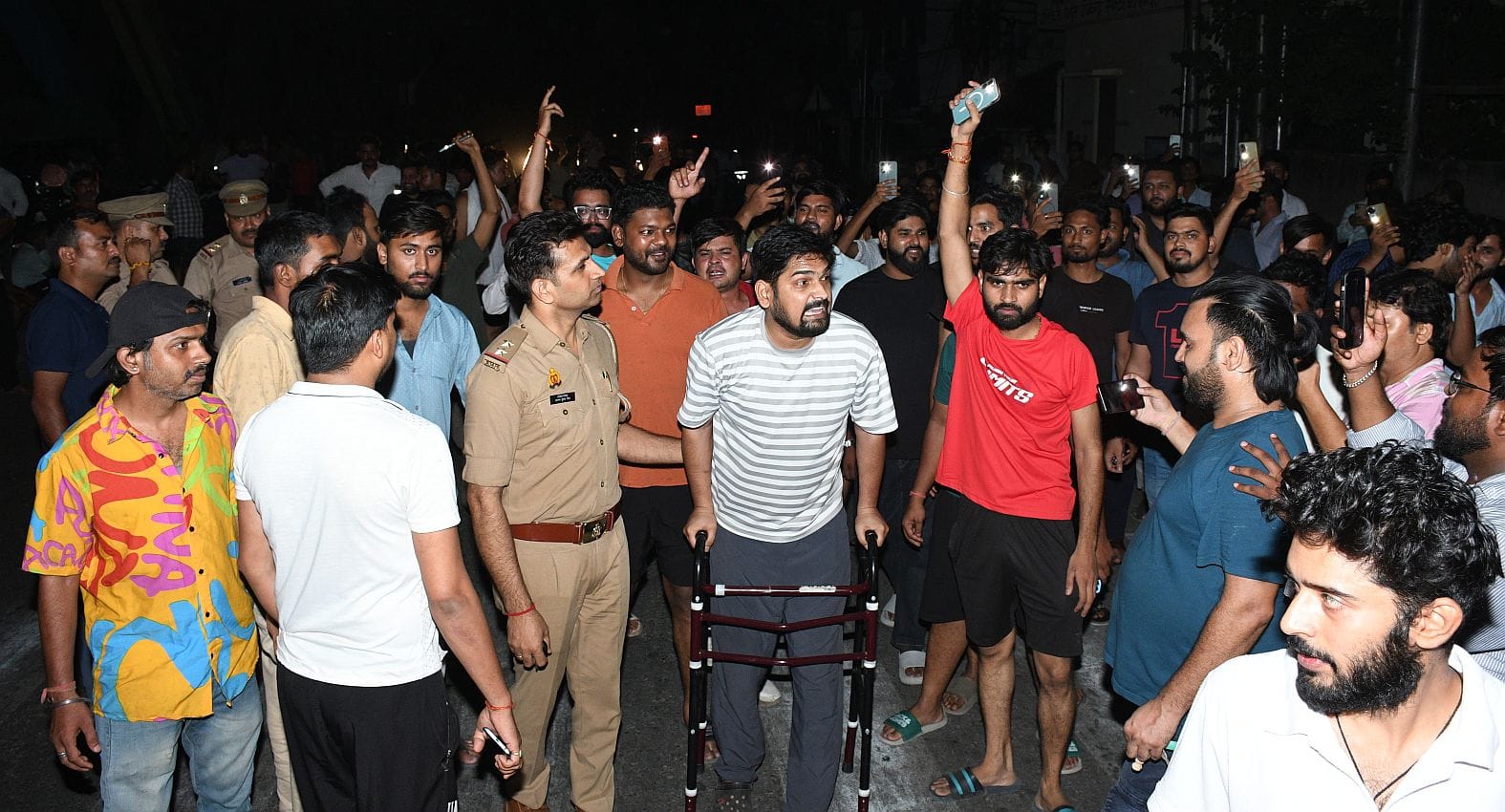बिजली के लिए उपकेंद्र में हंगामा करते लोग और बिजली से झुलसा कर्मचारी। बिजली के लिए उपकेंद्र में हंगामा करते लोग और बिजली से झुलसा कर्मचारी।