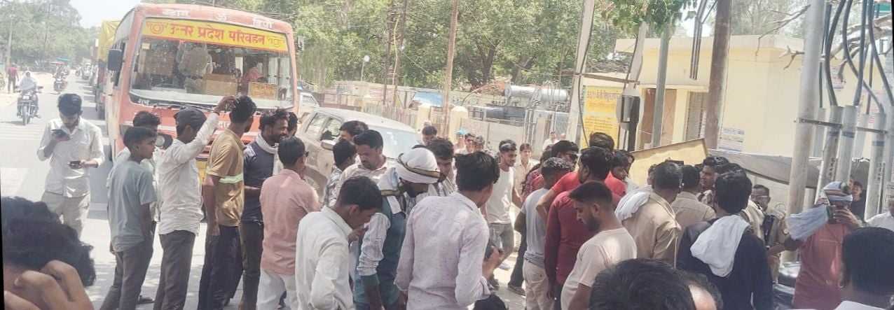 बिजली कटौती के विरोध में वजीरगंज में हाईवे जाम करते लोग। संवाद
