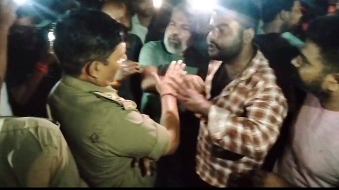 बिजली न आने पर रात के समय पानीपत-खटीमा राष्ट्रीय राजमार्ग जाम करते लोग। स्रोत-वीडियो ग्रैब बिजली न आने पर रात के समय पानीपत-खटीमा राष्ट्रीय राजमार्ग जाम करते लोग। स्रोत-वीडियो ग्रैब
