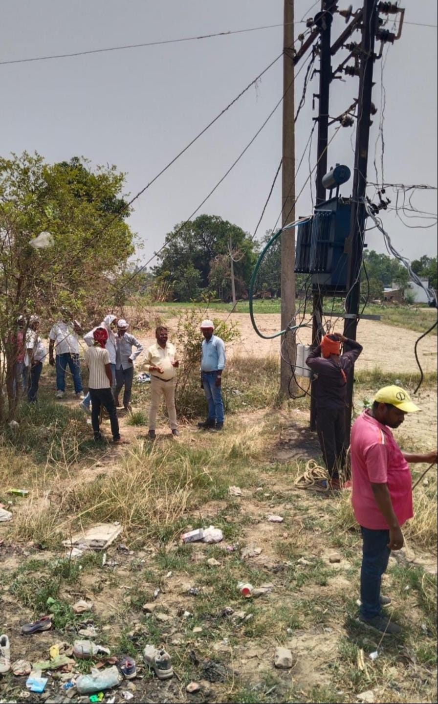 ब्लाक मुख्यालय जमालपुर परिसर में खराब  हैंडपंप।-संवाद।