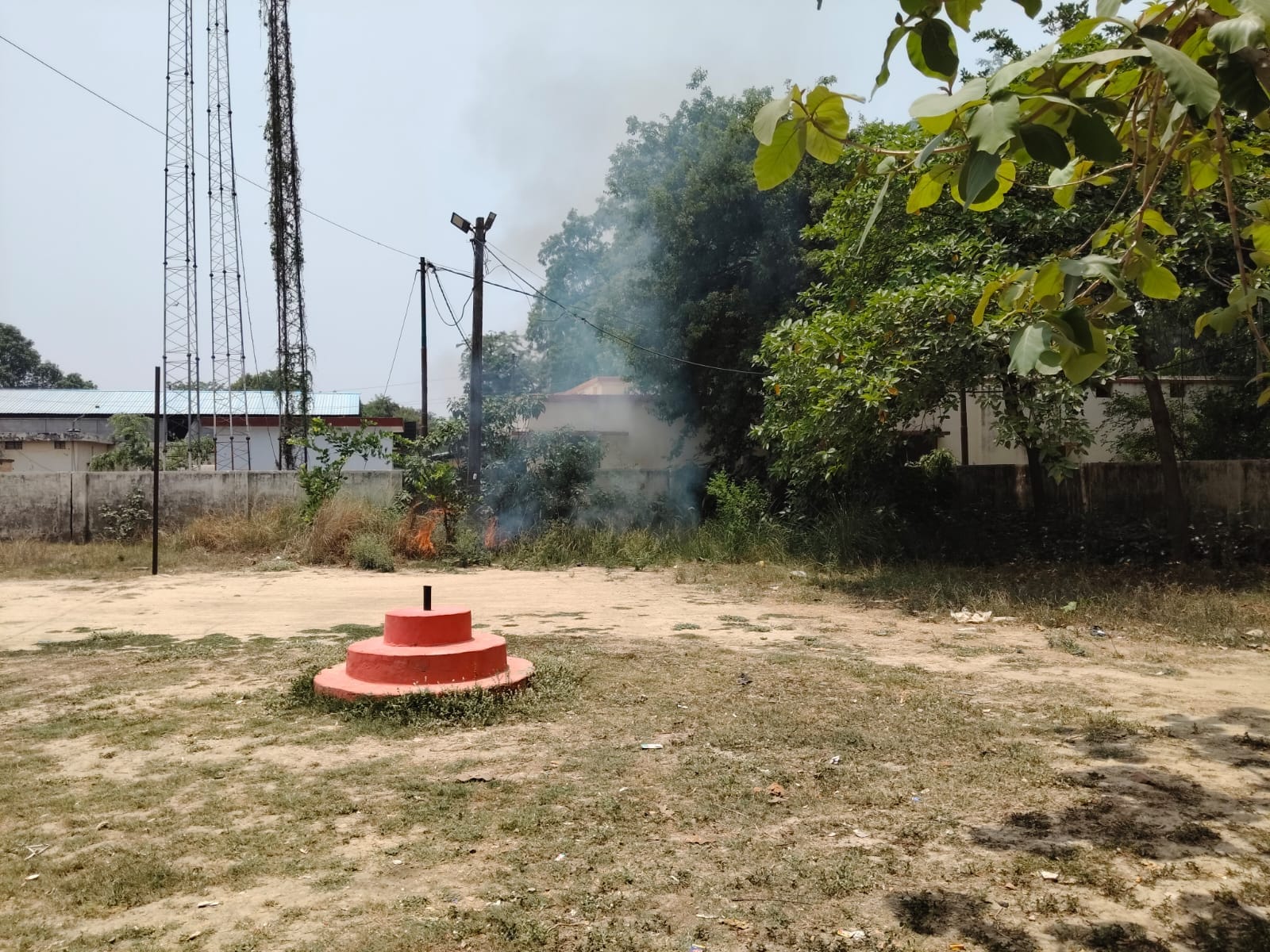 बरदह में जमीन पर रखे ट्रांसफार्मर में लगी आग। बरदह में जमीन पर रखे ट्रांसफार्मर में लगी आग।