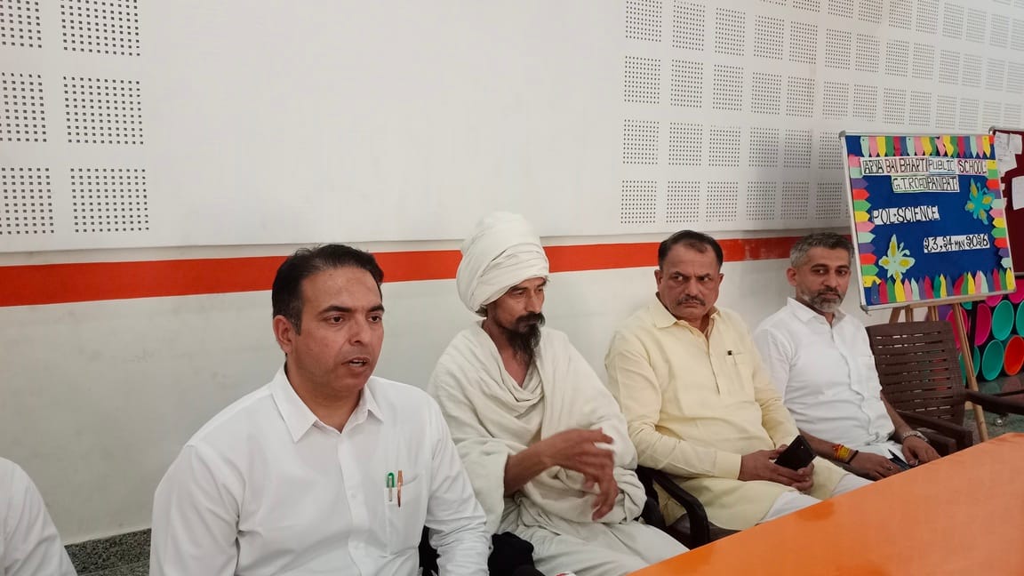 चुनाव आयोग में कॉकरोच जनता पार्टी के पंजीकरण के लिए जाते एडवोकेट सुधीर जाखड़। स्रोत : स्वयं