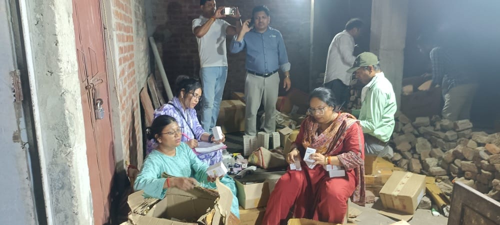 छापे में दवाओं की जांच करते अधिकारी। अमर उजाला