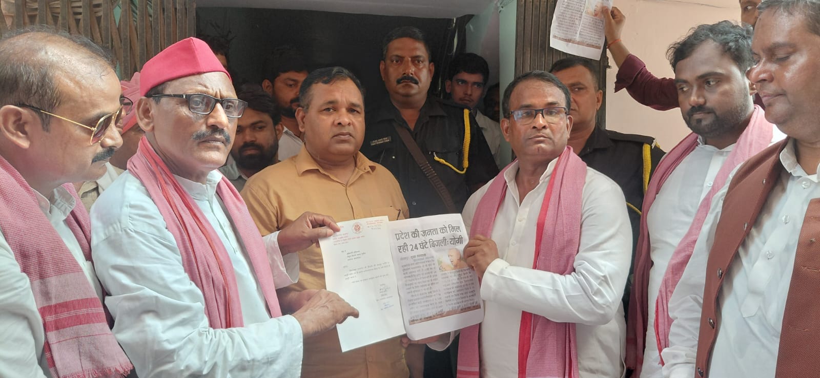 फुलवरिया बाजार में बिजली आपूर्ति में सुधार को लेकर प्रदर्शन करते व्यापारी और किसान। संवाद