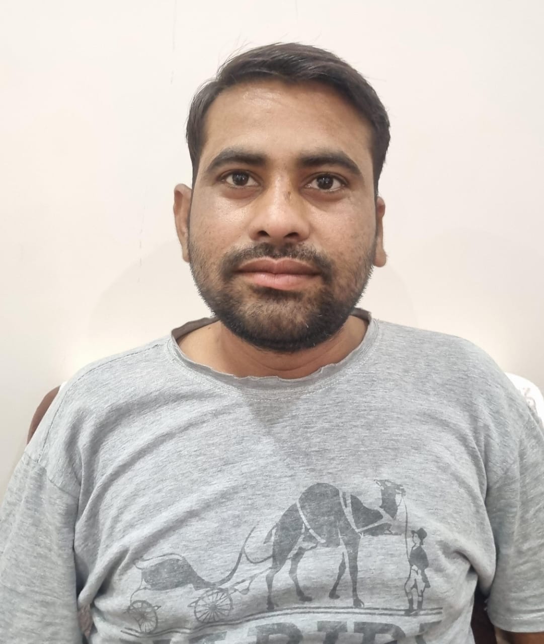 फोटो - 03 सूखा पड़ा नल दिखाता स्थानीय युवक।