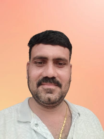 फोटो - 03 सूखा पड़ा नल दिखाता स्थानीय युवक।