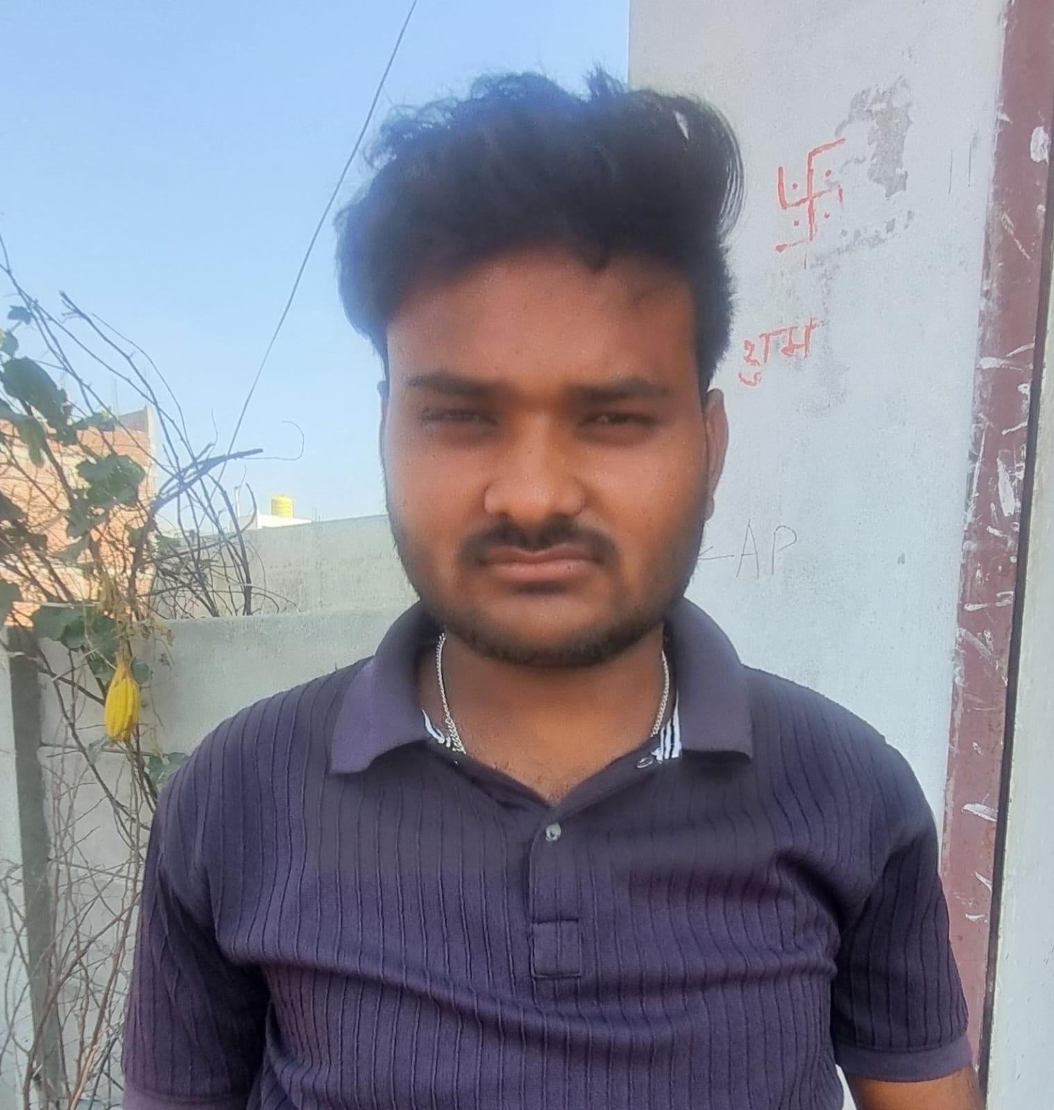 फोटो - 03 सूखा पड़ा नल दिखाता स्थानीय युवक।