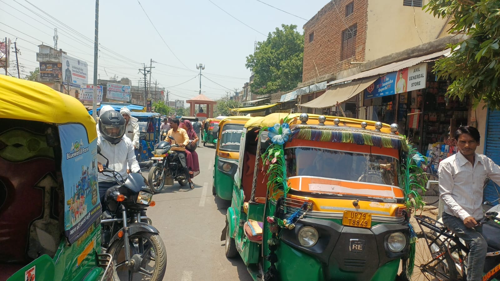 फोटो -10- पंडित गेंदालाल दीक्षित चौराहे समीप खड़े ऑटो व ई-रिक्शा। संवाद फोटो -10- पंडित गेंदालाल दीक्षित चौराहे समीप खड़े ऑटो व ई-रिक्शा। संवाद