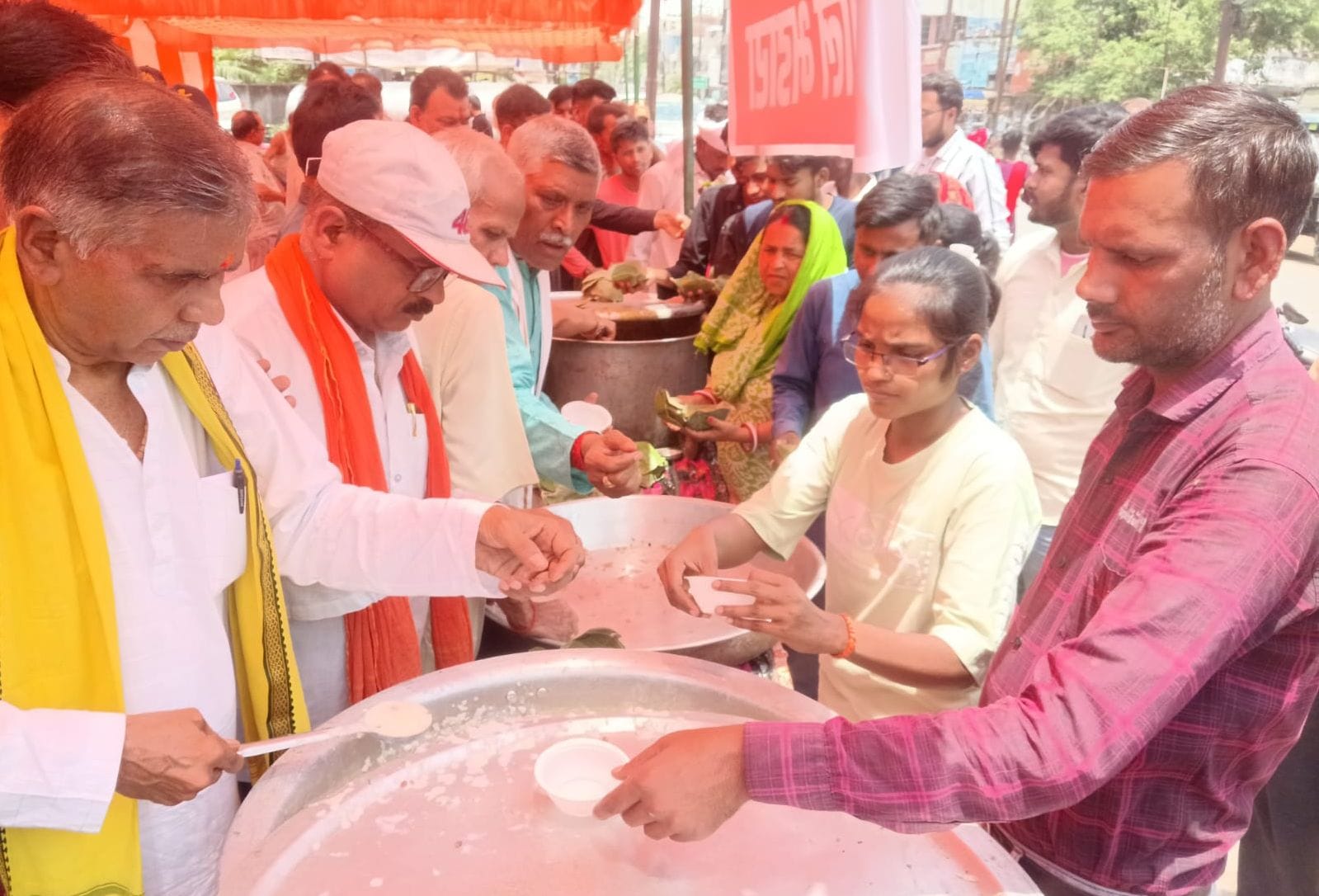फोटो-14- कलक्ट्रेट में भंडारे में प्रसाद वितरण करते जिलाधिकारी अनुनय झा। संवाद