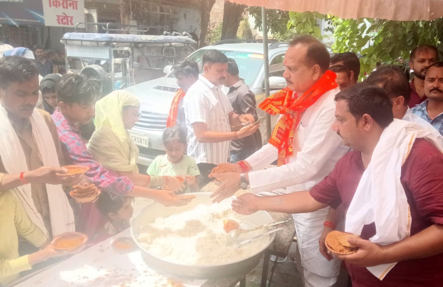 फोटो-14- कलक्ट्रेट में भंडारे में प्रसाद वितरण करते जिलाधिकारी अनुनय झा। संवाद