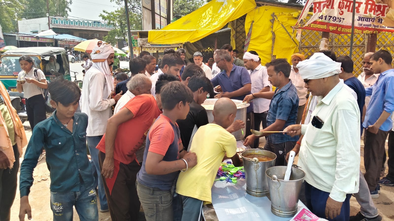 फोटो-14- कलक्ट्रेट में भंडारे में प्रसाद वितरण करते जिलाधिकारी अनुनय झा। संवाद