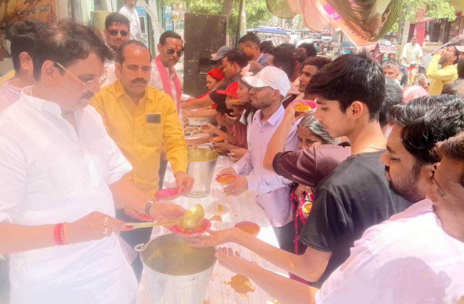 फोटो-14- कलक्ट्रेट में भंडारे में प्रसाद वितरण करते जिलाधिकारी अनुनय झा। संवाद
