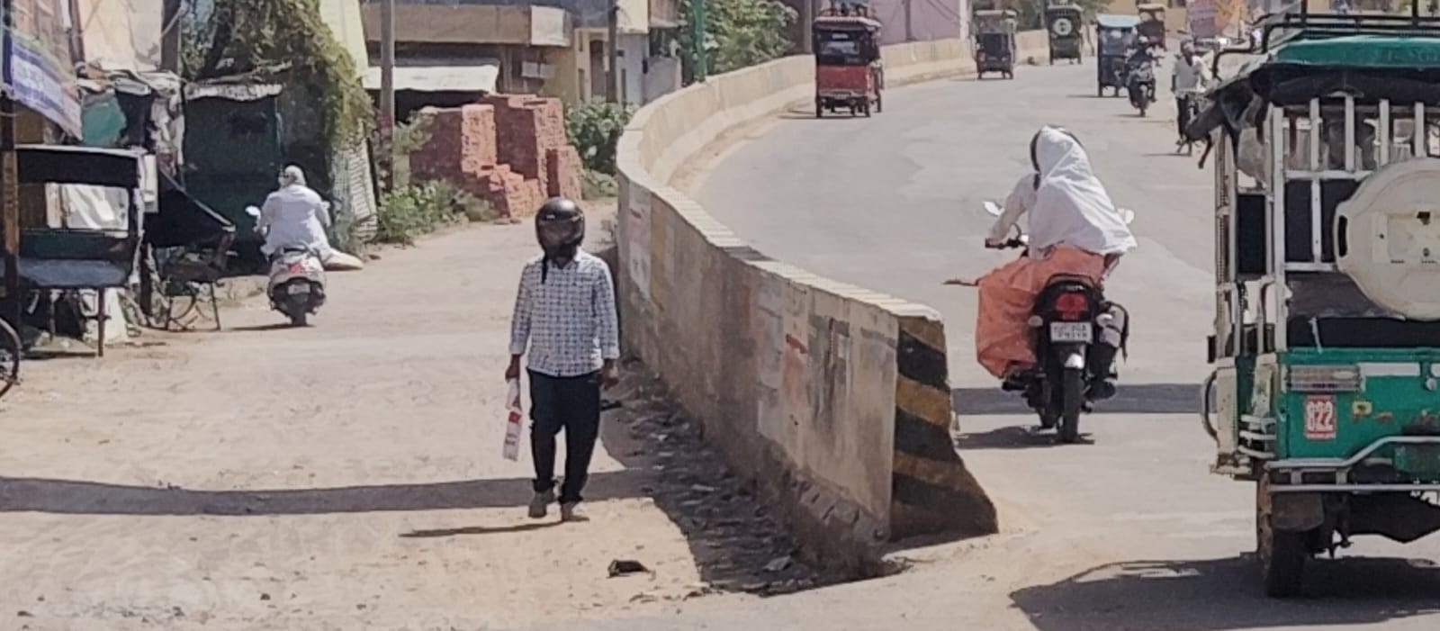 फोटो - 14 शहर से 10 किलोमीटर दूर जलने के बाद खेत में बिछी राख। संवाद फोटो - 14 शहर से 10 किलोमीटर दूर जलने के बाद खेत में बिछी राख। संवाद