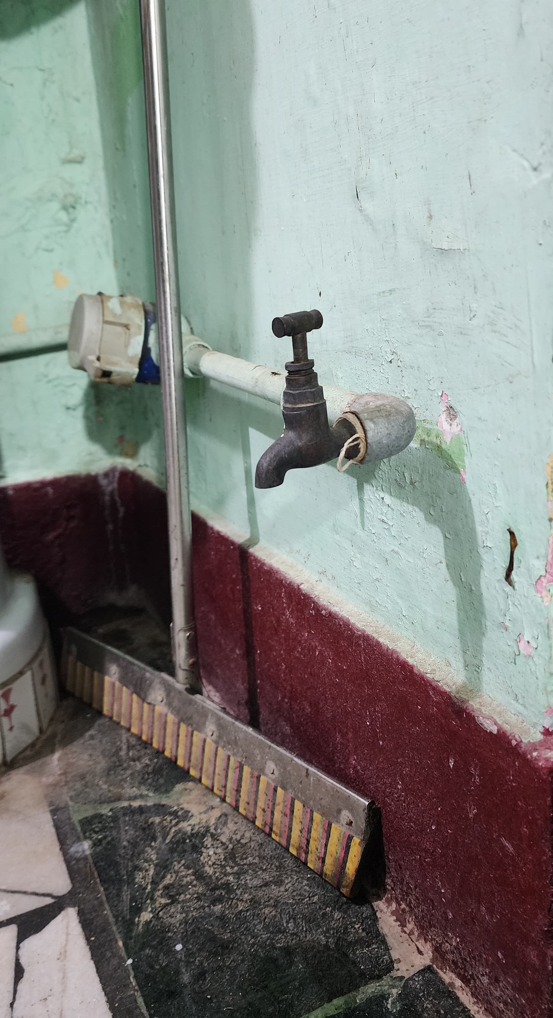 फोटो-17-अमृत योजना की भूमिगत पाइप लाइन टूटने से पुलिस लाइन रोड पर होता पानी का रिसाव।  संवाद