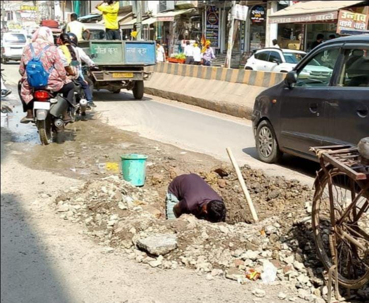 फोटो-17-अमृत योजना की भूमिगत पाइप लाइन टूटने से पुलिस लाइन रोड पर होता पानी का रिसाव।  संवाद