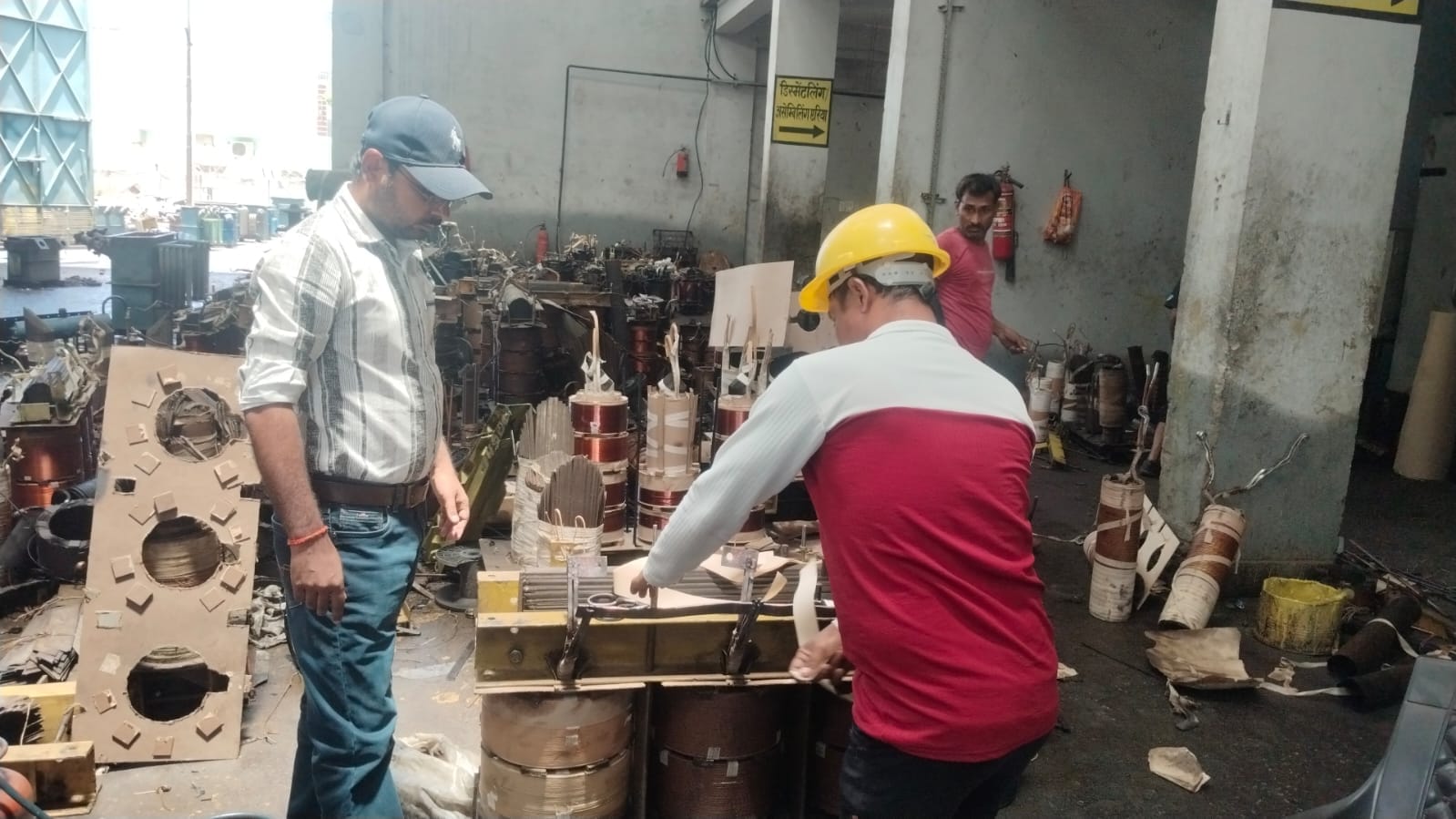 फोटो -19- ट्रांसफार्मर में पानी डालता विद्युत कर्मी। फोटो -19- ट्रांसफार्मर में पानी डालता विद्युत कर्मी।