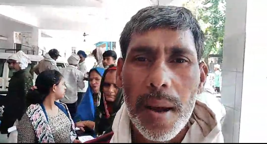 फोटो 22 एचएएमपी 28- जिला अस्पताल के परचा काउंटर पर लगी लाइन। संवाद फोटो 22 एचएएमपी 28- जिला अस्पताल के परचा काउंटर पर लगी लाइन। संवाद