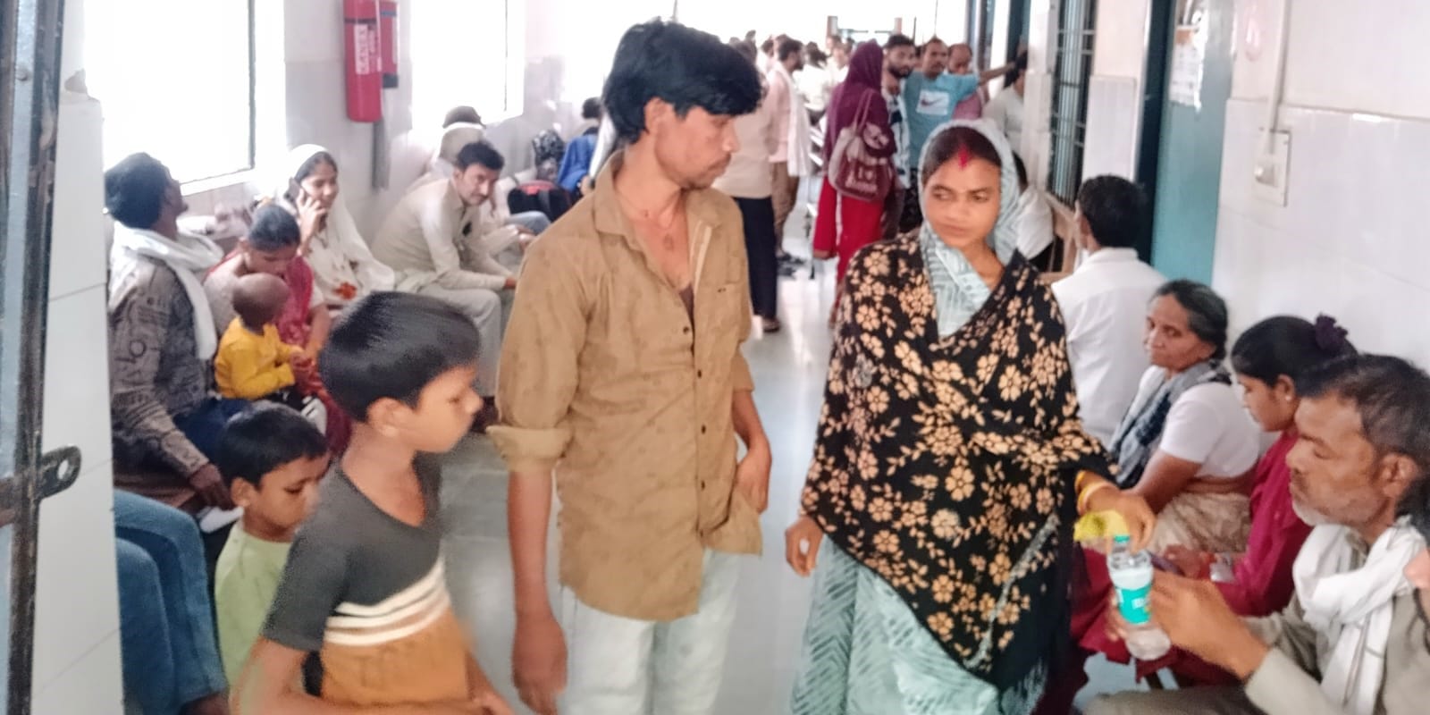 फोटो 22 एचएएमपी 28- जिला अस्पताल के परचा काउंटर पर लगी लाइन। संवाद फोटो 22 एचएएमपी 28- जिला अस्पताल के परचा काउंटर पर लगी लाइन। संवाद