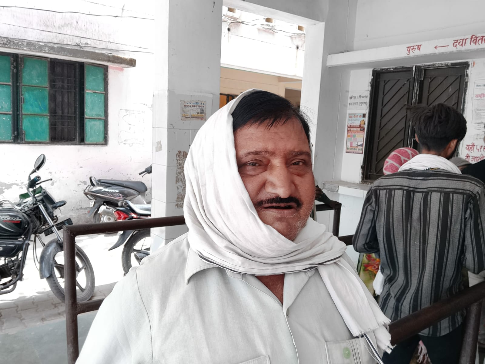 फोटो 22 एचएएमपी 28- जिला अस्पताल के परचा काउंटर पर लगी लाइन। संवाद फोटो 22 एचएएमपी 28- जिला अस्पताल के परचा काउंटर पर लगी लाइन। संवाद