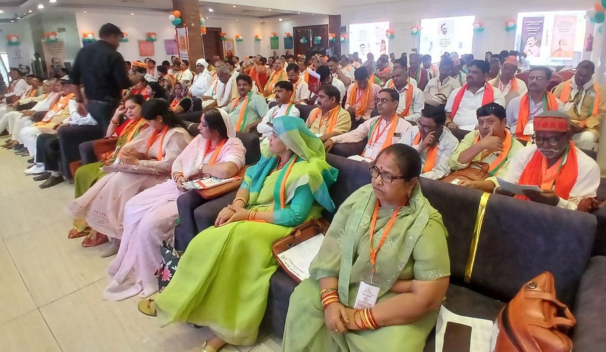 फोटो 22 एमएएचपी 23 परिचय-कार्यक्रम में बोलते सांसद बाबूराम निषाद। संवाद