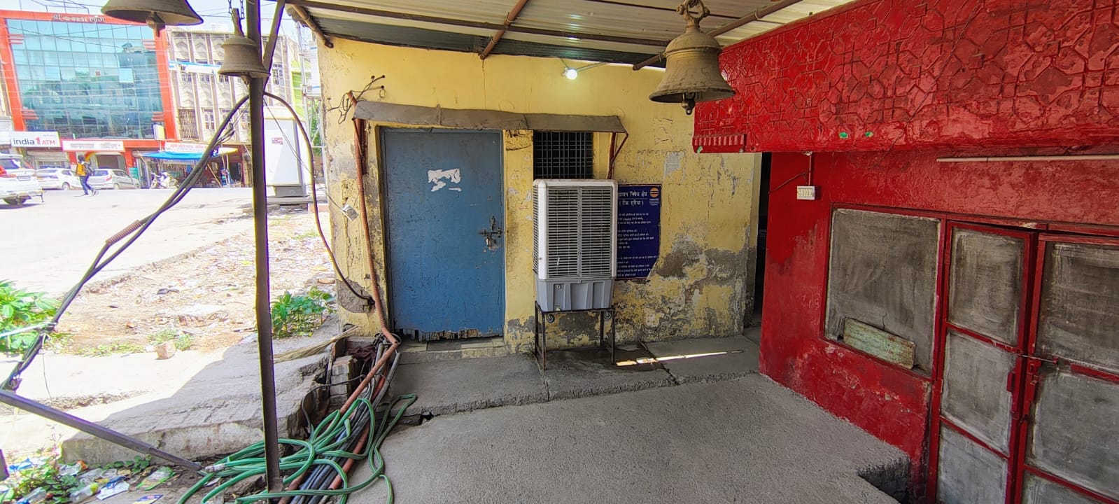 फोटो-27-एआरएम कार्यालय के बंद गेट और चलता एसी। संवाद फोटो-27-एआरएम कार्यालय के बंद गेट और चलता एसी। संवाद