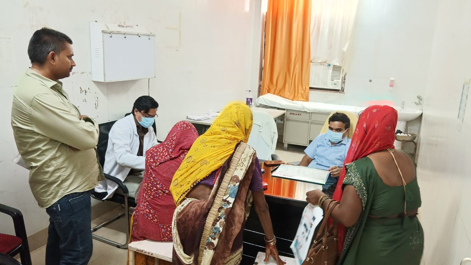 फोटो - 28 सदर विधायक के खिलाफ नारेबाजी करते डॉक्टर। संवाद फोटो - 28 सदर विधायक के खिलाफ नारेबाजी करते डॉक्टर। संवाद