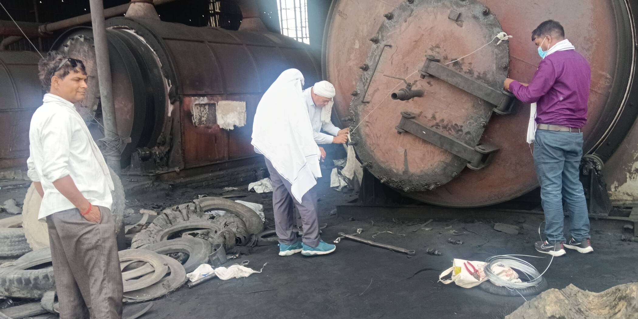 फोटो-29-अभयपुर मुस्तकील स्थित फैक्टरी के बाहर खड़े अधिकारी। संवाद