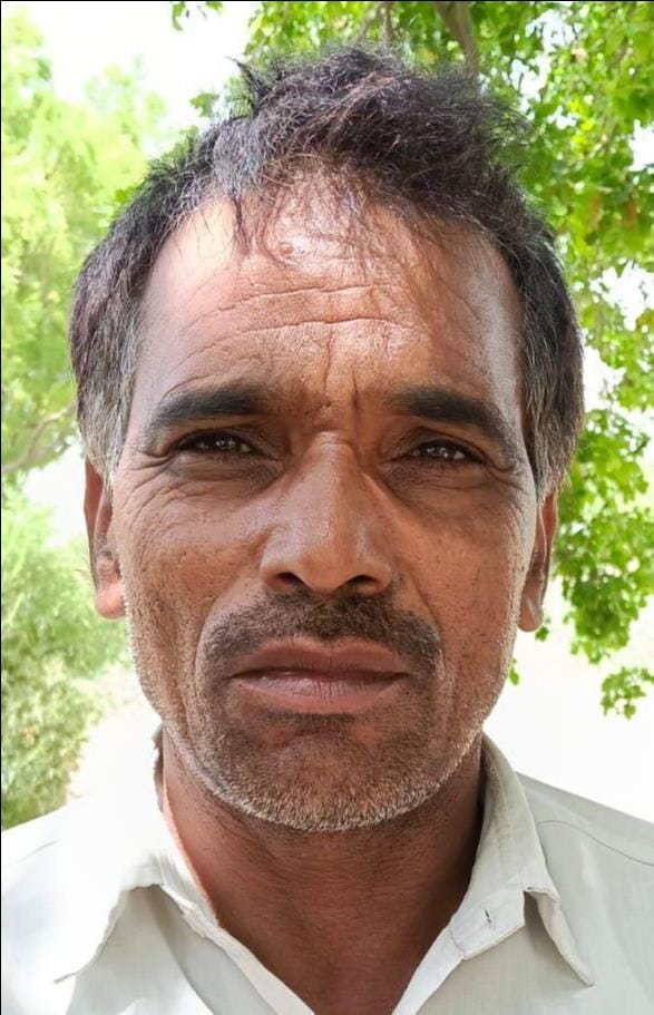 फोटो-5 मोहम्मदाबाद क्षेत्र के गांव देवी नगला में ट्रैक्टर से सिंचाई करते किसान। संवाद फोटो-5 मोहम्मदाबाद क्षेत्र के गांव देवी नगला में ट्रैक्टर से सिंचाई करते किसान। संवाद