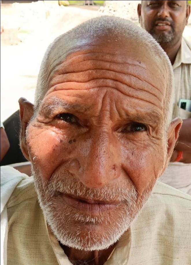 फोटो-5 मोहम्मदाबाद क्षेत्र के गांव देवी नगला में ट्रैक्टर से सिंचाई करते किसान। संवाद फोटो-5 मोहम्मदाबाद क्षेत्र के गांव देवी नगला में ट्रैक्टर से सिंचाई करते किसान। संवाद