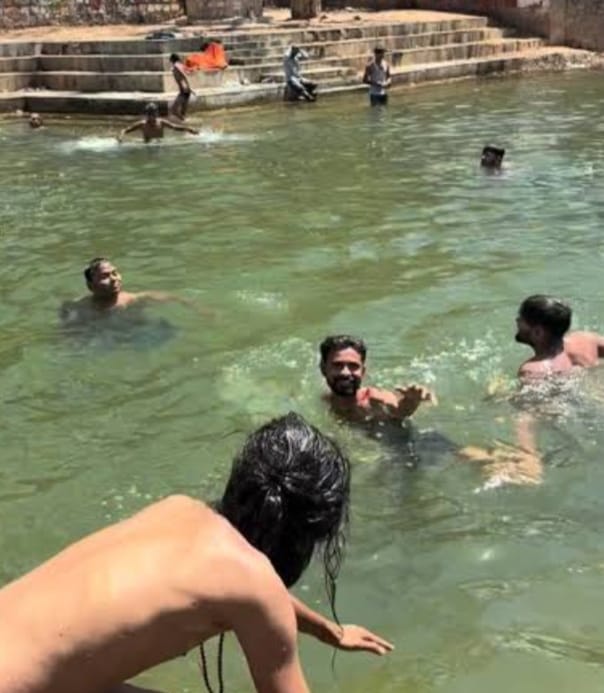 फोटो न- 22 सीकेटीपी 22 मवईकलां में यमुना नदी में स्नान करते लोग। संवाद फोटो न- 22 सीकेटीपी 22 मवईकलां में यमुना नदी में स्नान करते लोग। संवाद