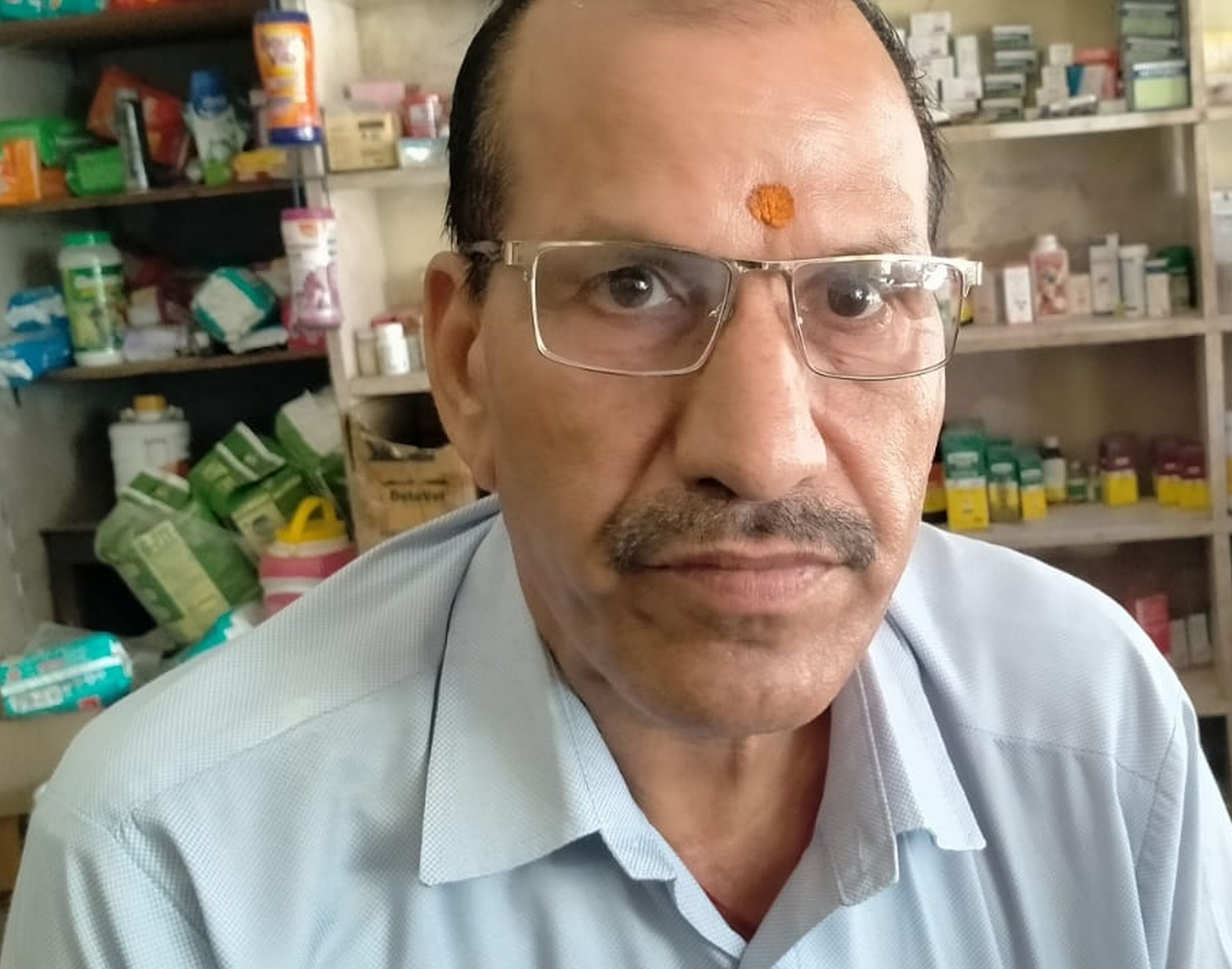 फोटो संख्या:71  नागरिक अस्पताल महेंद्रगढ़ में बंदर के काटने पर घायल सुशील का इलाज करते डॉक्टर क