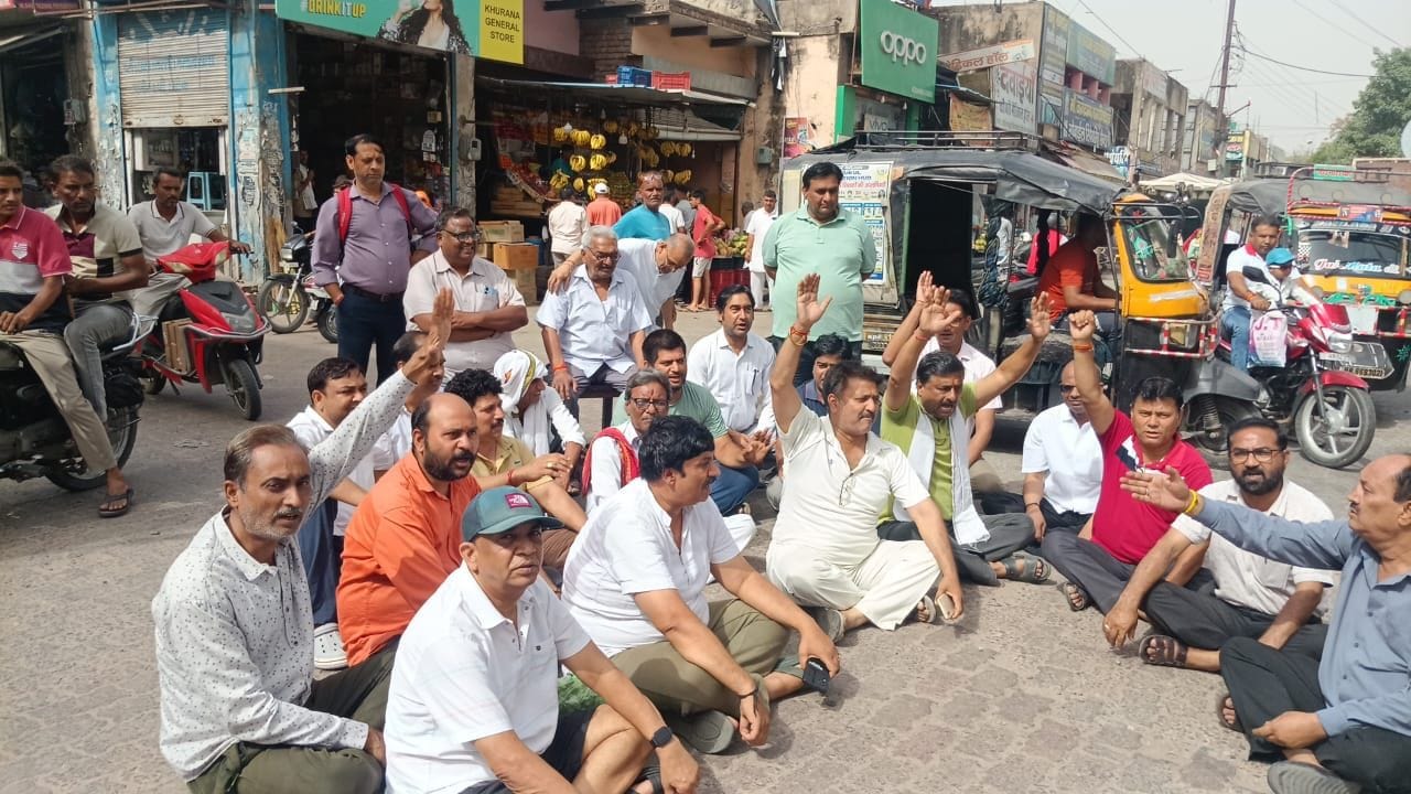 फोटो संख्या:71  नागरिक अस्पताल महेंद्रगढ़ में बंदर के काटने पर घायल सुशील का इलाज करते डॉक्टर क