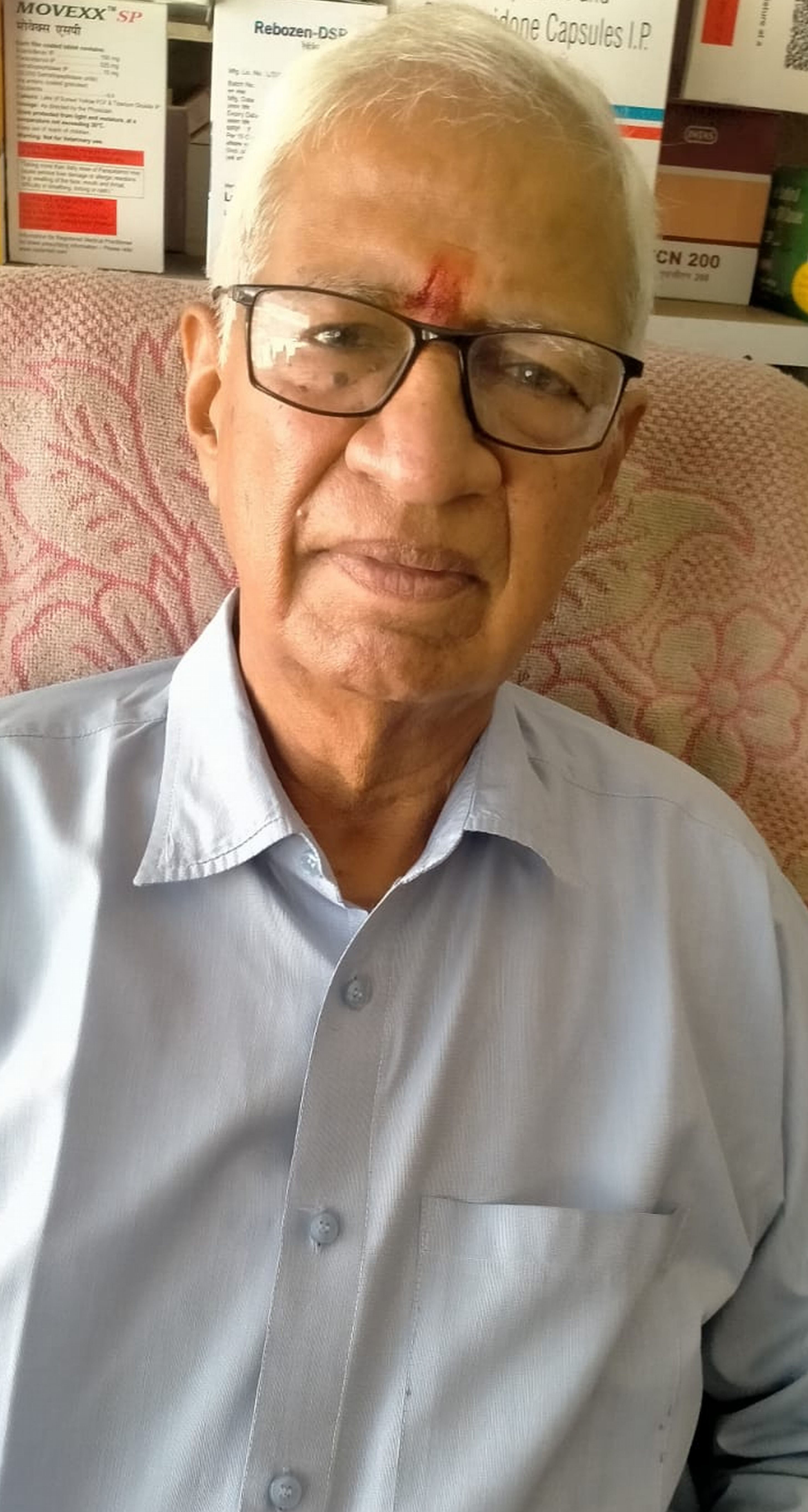 फोटो संख्या:71  नागरिक अस्पताल महेंद्रगढ़ में बंदर के काटने पर घायल सुशील का इलाज करते डॉक्टर क