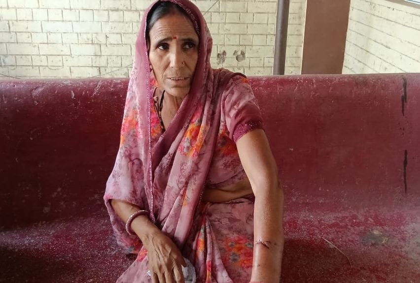 फोटो संख्या:71  नागरिक अस्पताल महेंद्रगढ़ में बंदर के काटने पर घायल सुशील का इलाज करते डॉक्टर क
