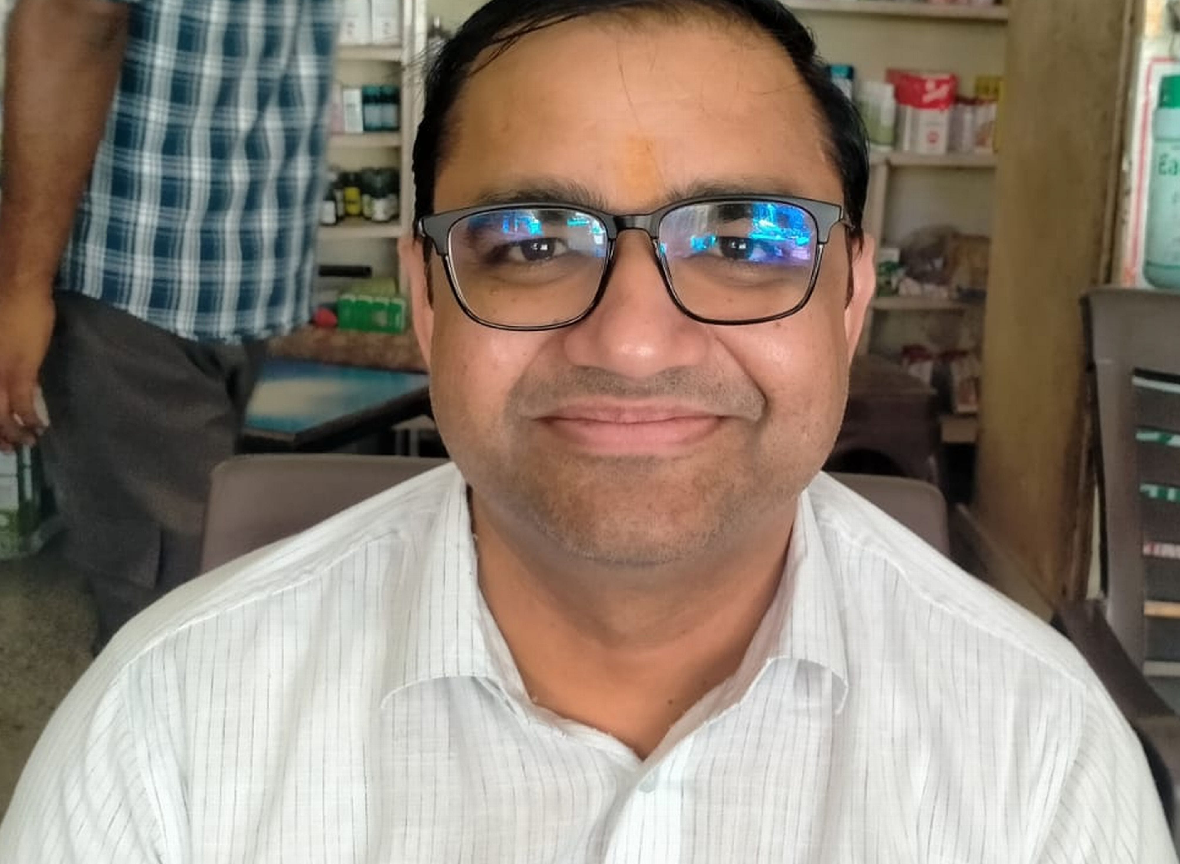 फोटो संख्या:71  नागरिक अस्पताल महेंद्रगढ़ में बंदर के काटने पर घायल सुशील का इलाज करते डॉक्टर क