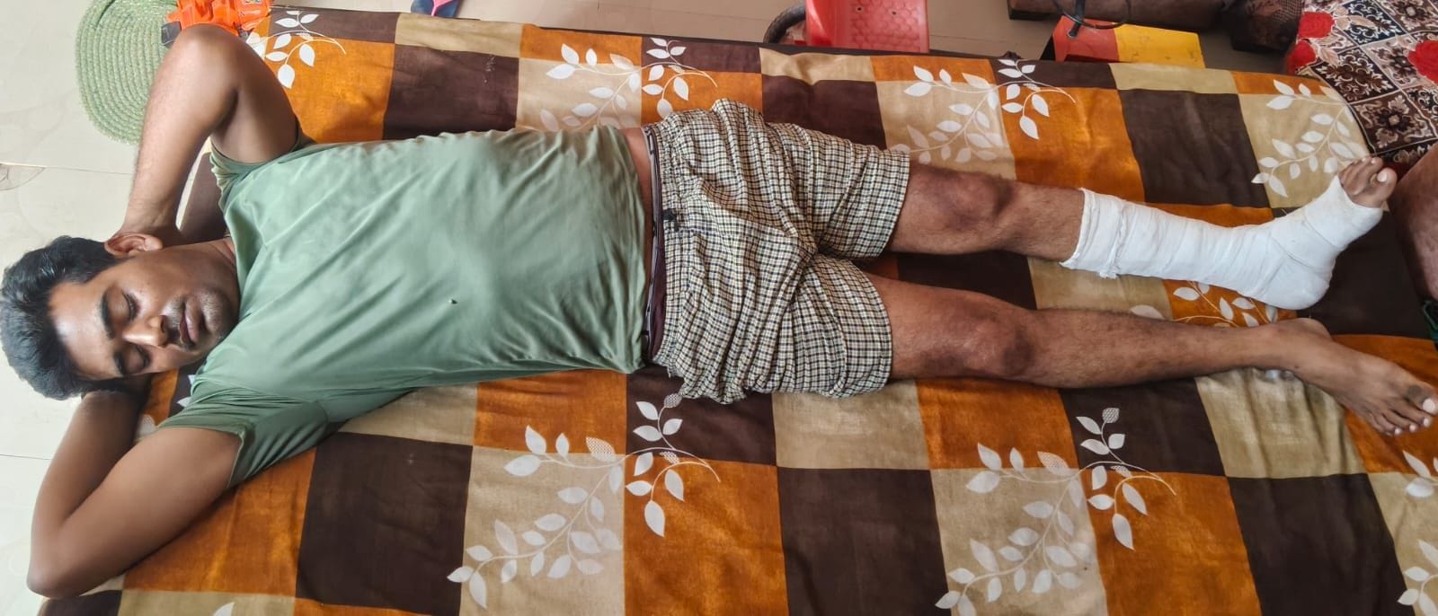 फोटो संख्या:71  नागरिक अस्पताल महेंद्रगढ़ में बंदर के काटने पर घायल सुशील का इलाज करते डॉक्टर क