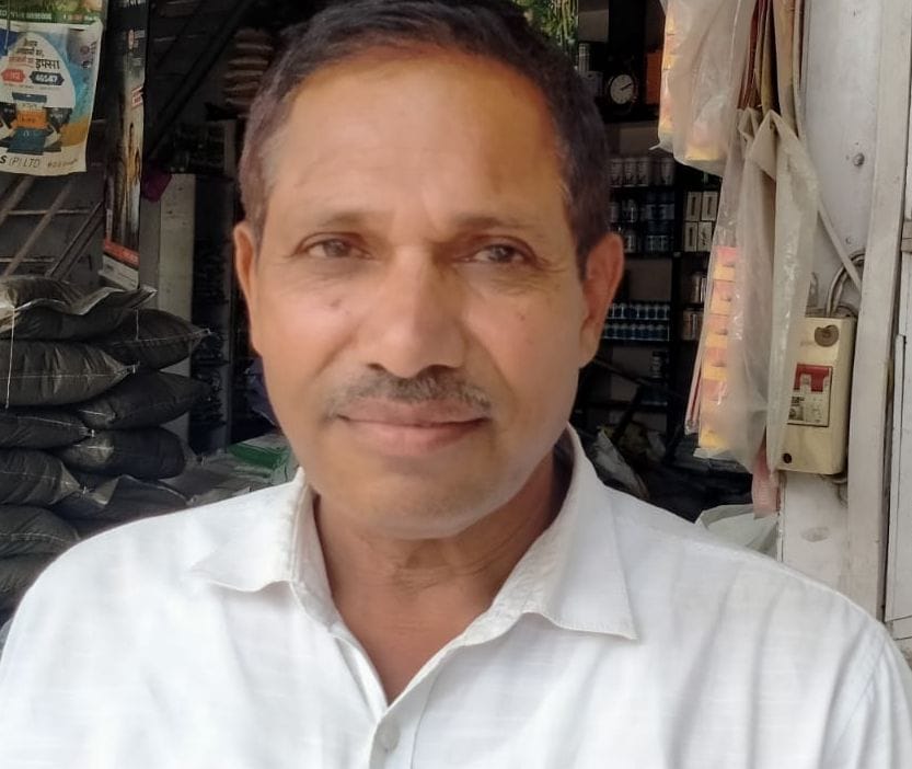 फोटो संख्या:71  नागरिक अस्पताल महेंद्रगढ़ में बंदर के काटने पर घायल सुशील का इलाज करते डॉक्टर क