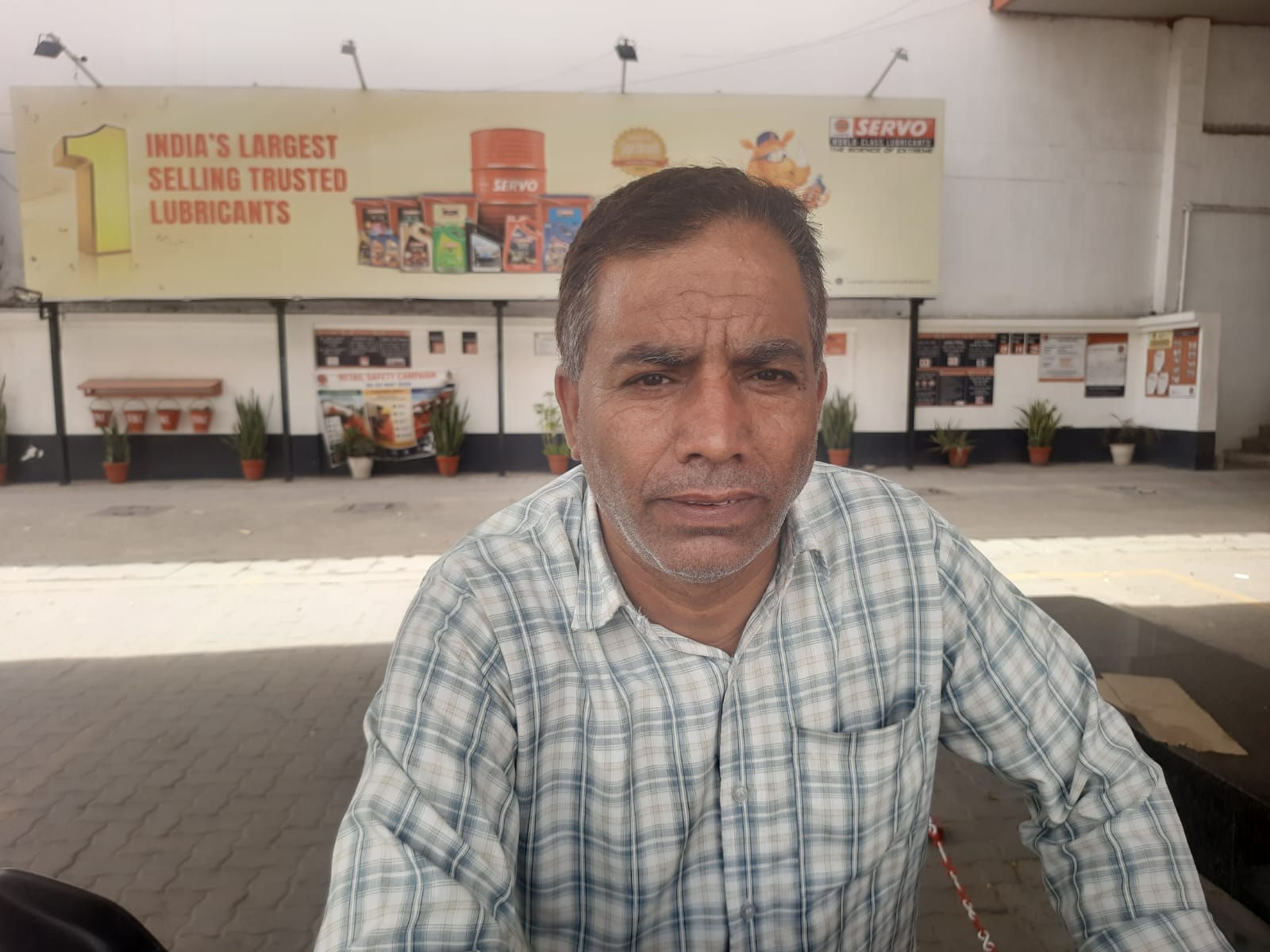 फोटो : सोनीपत के बावा-तराना रोड स्थित फिलिंग स्टेशन पर गाड़ी में पेट्रोल डालता कर्मचारी। संवाद