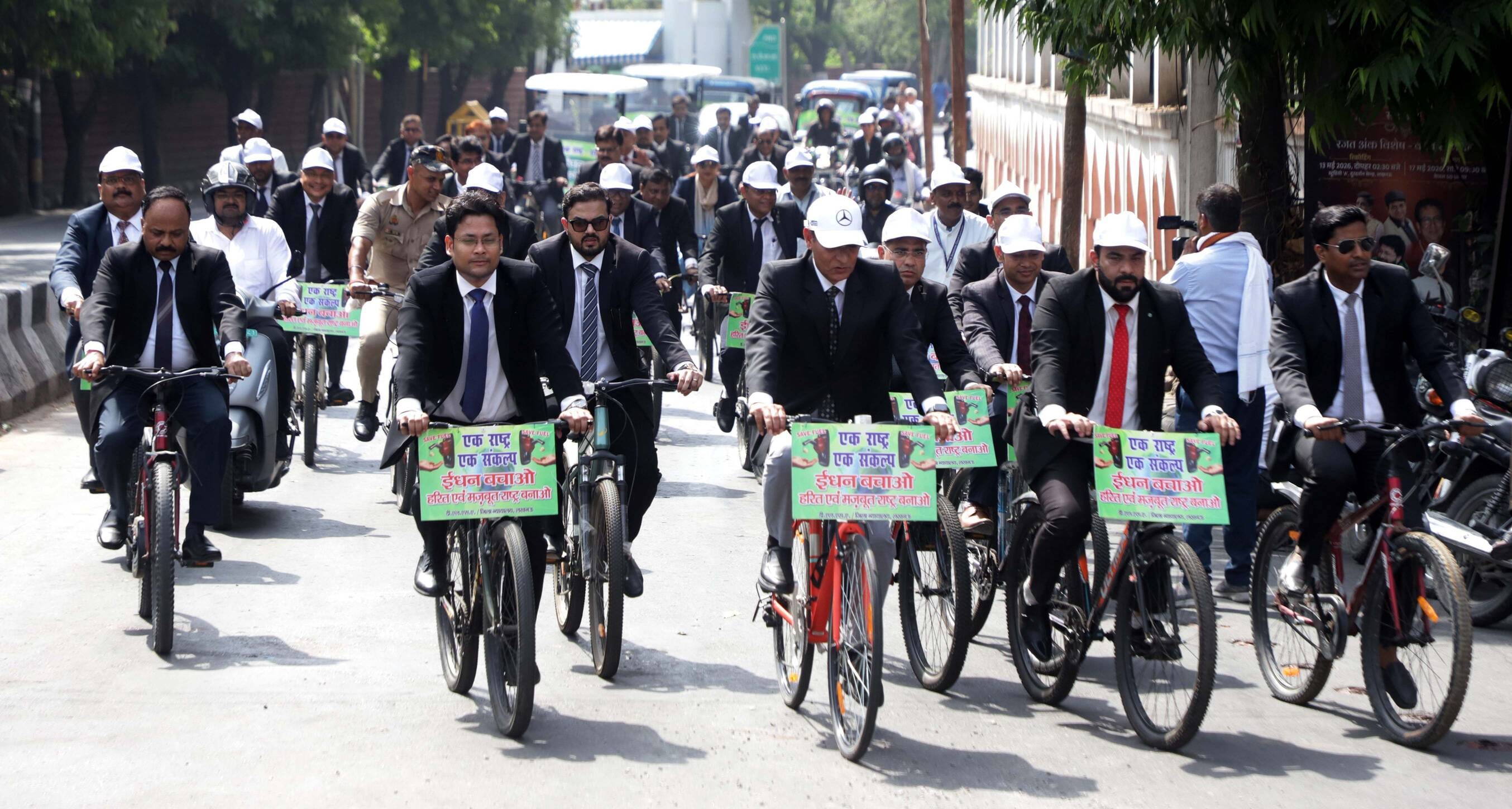 जज साइकिल से कोर्ट पहुंचे, ईंधन बचाने का दिया संदेश जज साइकिल से कोर्ट पहुंचे, ईंधन बचाने का दिया संदेश