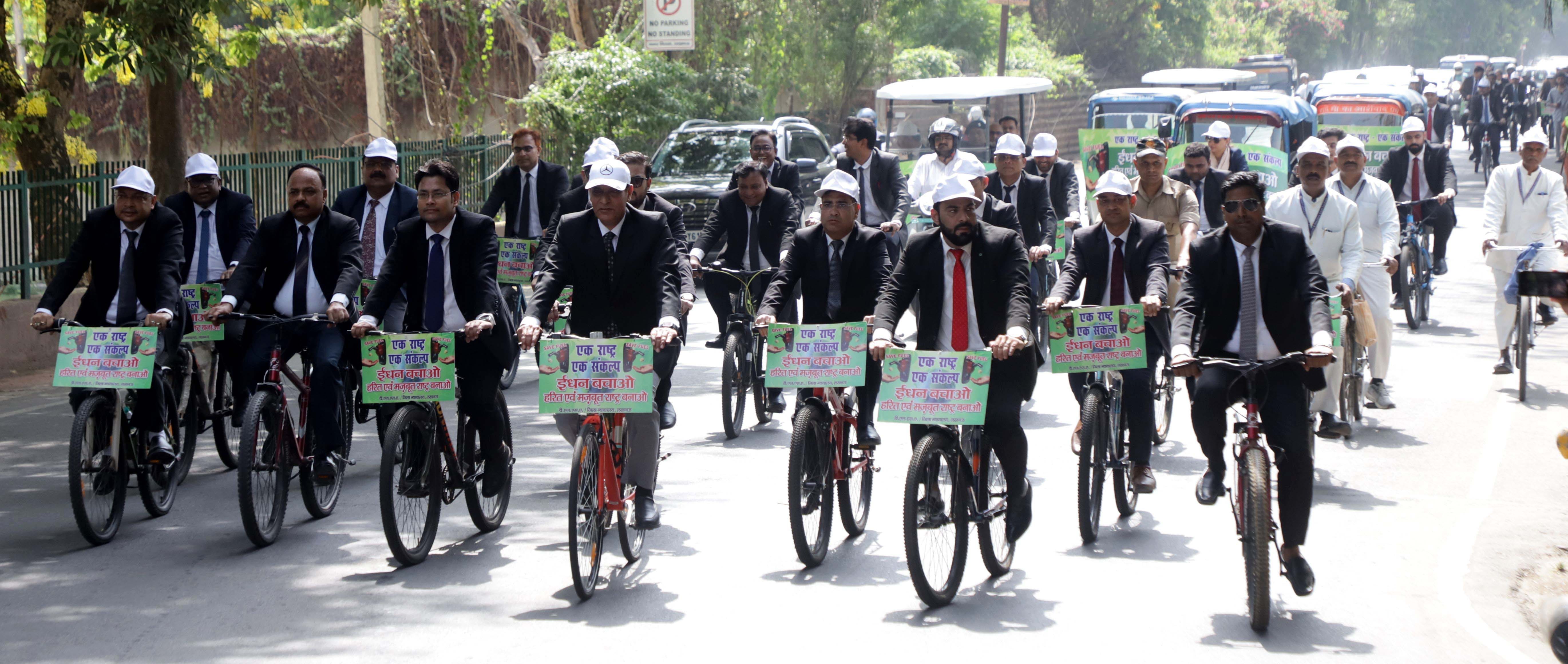 जज साइकिल से कोर्ट पहुंचे, ईंधन बचाने का दिया संदेश जज साइकिल से कोर्ट पहुंचे, ईंधन बचाने का दिया संदेश
