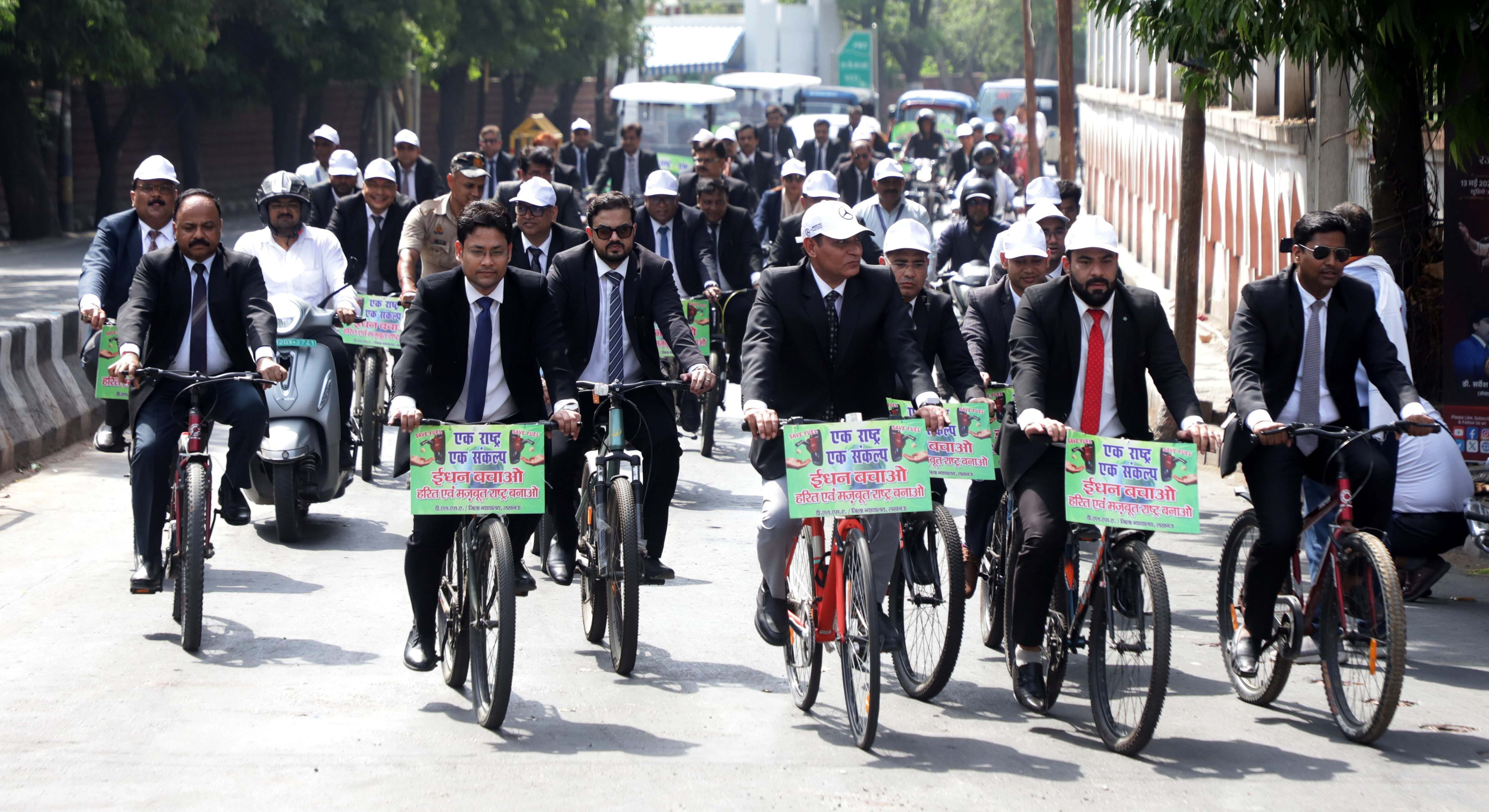 जज साइकिल से कोर्ट पहुंचे, ईंधन बचाने का दिया संदेश जज साइकिल से कोर्ट पहुंचे, ईंधन बचाने का दिया संदेश