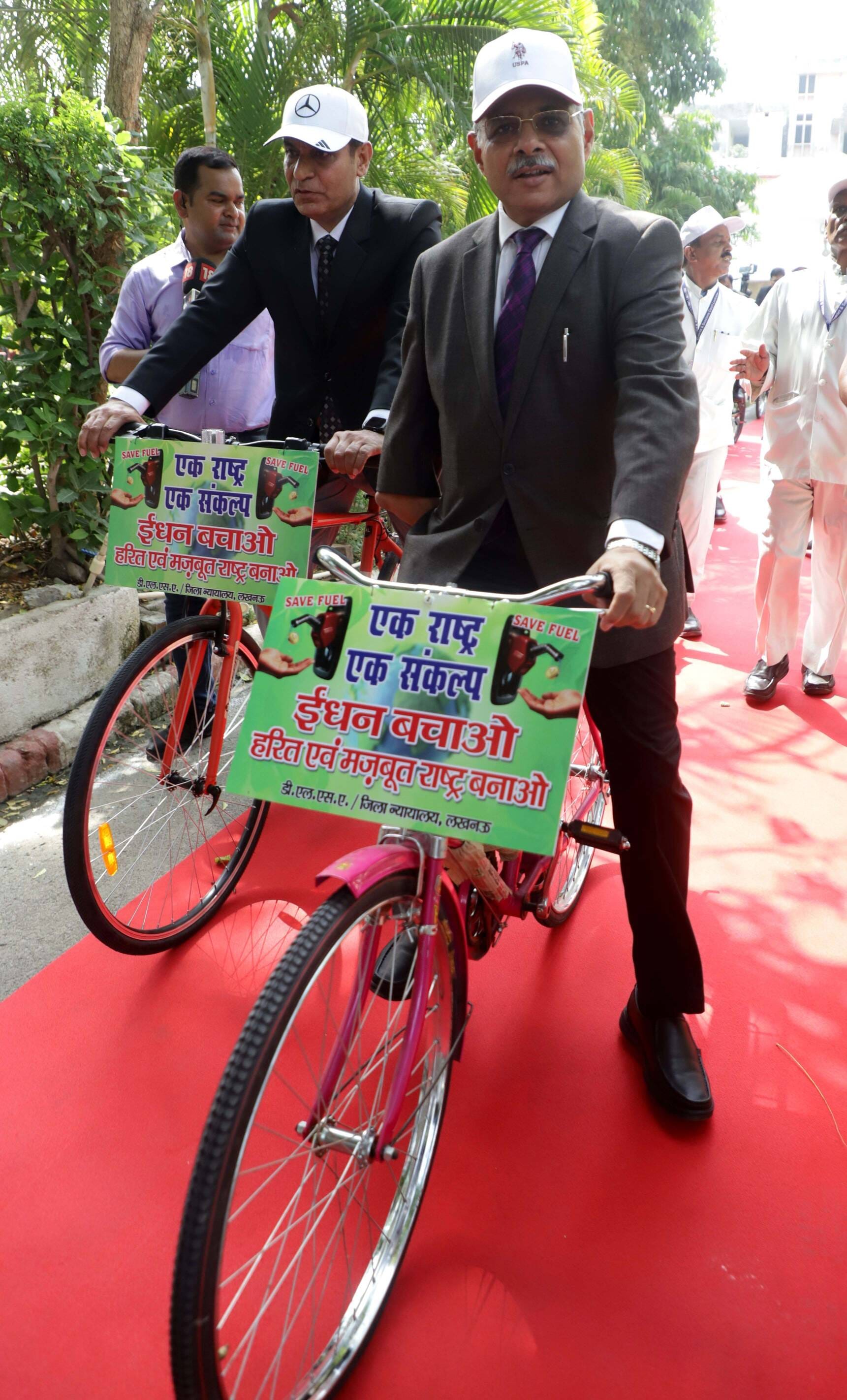 जज साइकिल से कोर्ट पहुंचे, ईंधन बचाने का दिया संदेश जज साइकिल से कोर्ट पहुंचे, ईंधन बचाने का दिया संदेश