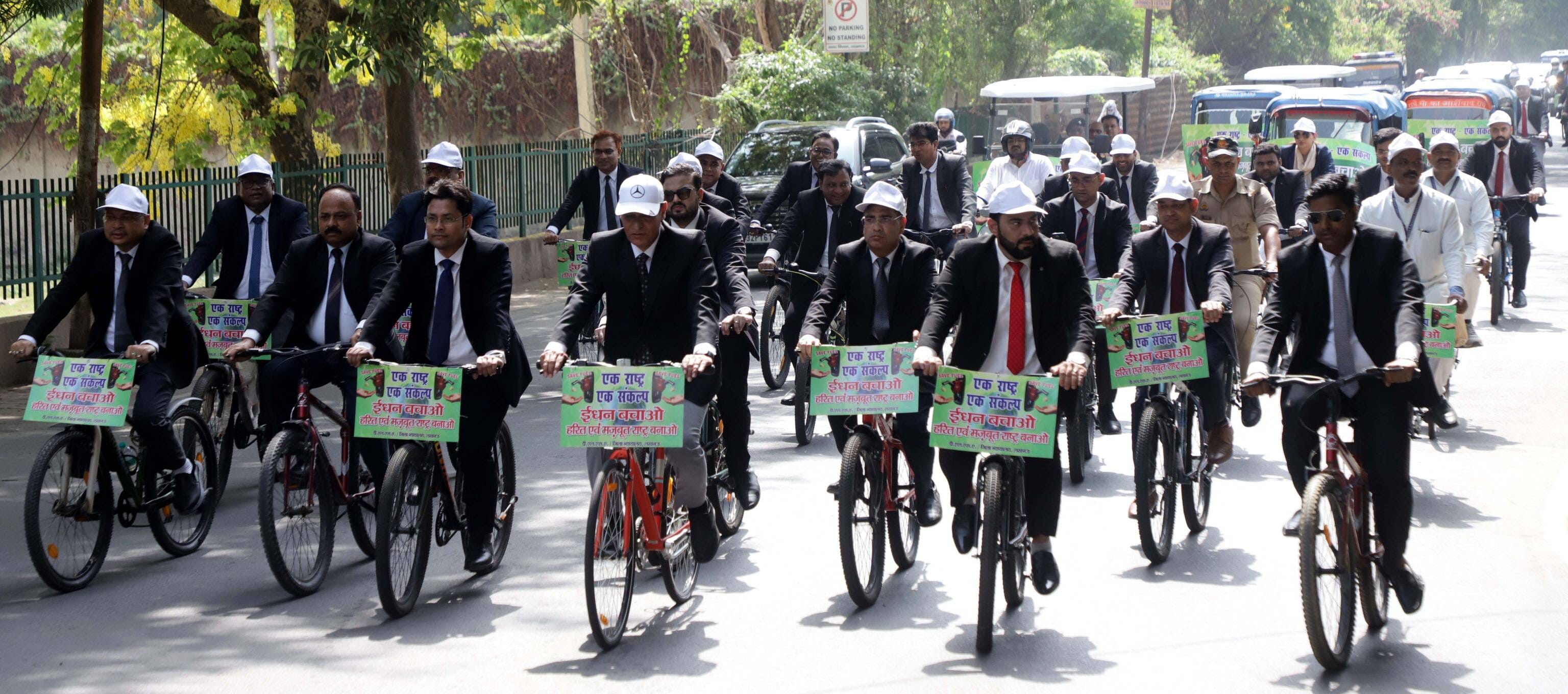 जज साइकिल से कोर्ट पहुंचे, ईंधन बचाने का दिया संदेश जज साइकिल से कोर्ट पहुंचे, ईंधन बचाने का दिया संदेश