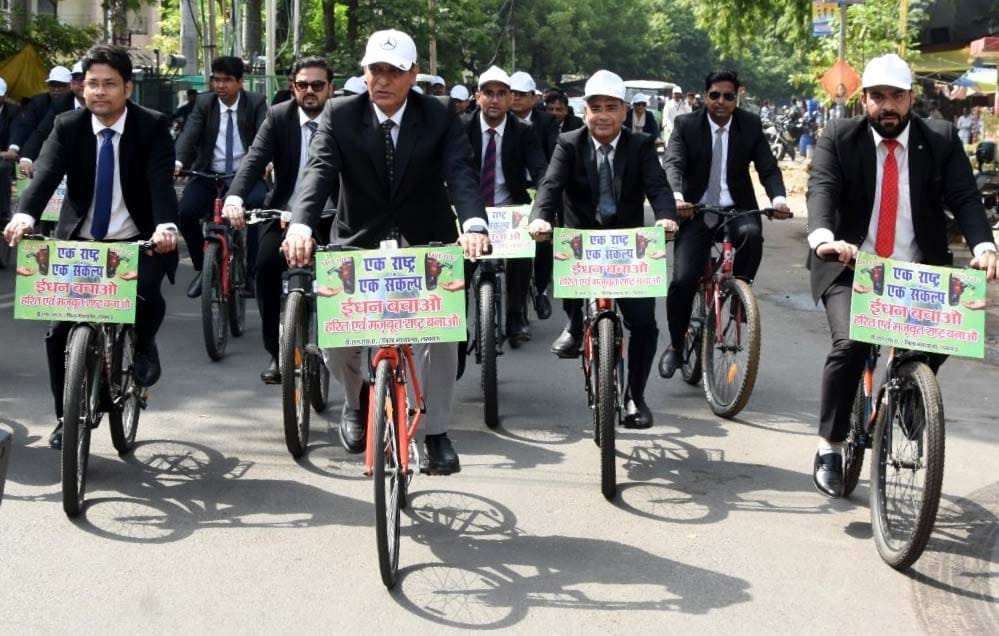 जज साइकिल से कोर्ट पहुंचे, ईंधन बचाने का दिया संदेश जज साइकिल से कोर्ट पहुंचे, ईंधन बचाने का दिया संदेश