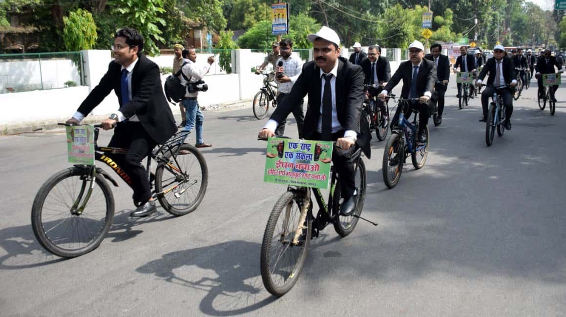 जज साइकिल से कोर्ट पहुंचे, ईंधन बचाने का दिया संदेश जज साइकिल से कोर्ट पहुंचे, ईंधन बचाने का दिया संदेश