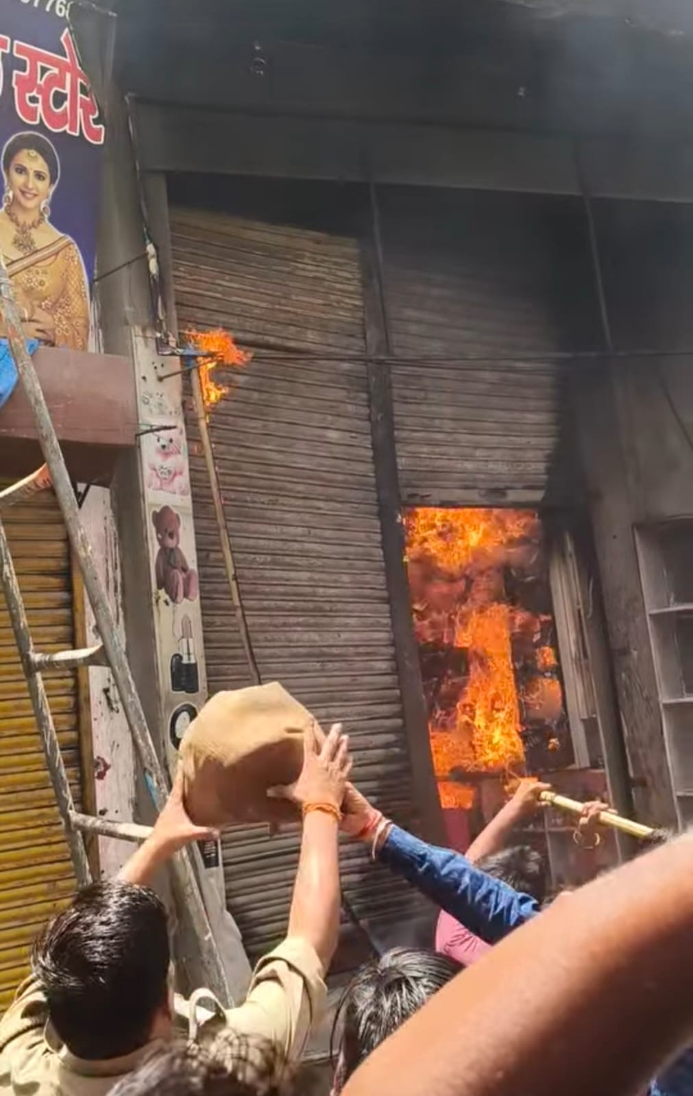 जीटी रोड स्थित जेएलएन डिग्री कॉलेज स्थित गंदगी से अटा नाला। स्रोत पाठक