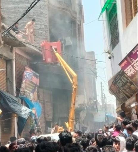 जीटी रोड स्थित जेएलएन डिग्री कॉलेज स्थित गंदगी से अटा नाला। स्रोत पाठक