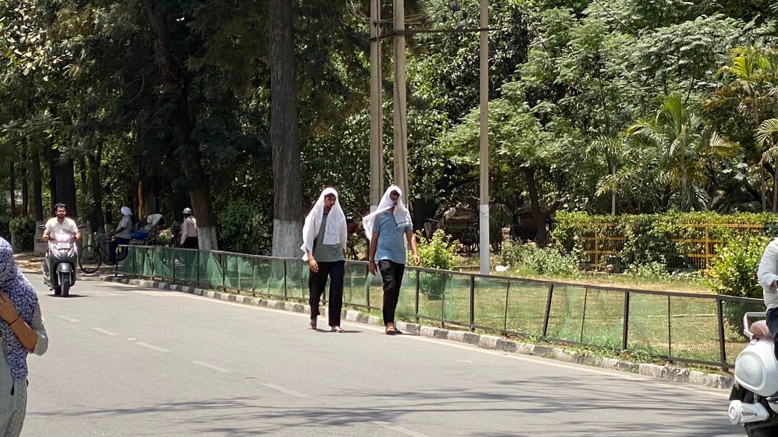 कुरुक्षेत्र। भीषण गर्मी से बचने के लिए सिर पर कपड़ा डालकर जाते हुए युवक। संवाद कुरुक्षेत्र। भीषण गर्मी से बचने के लिए सिर पर कपड़ा डालकर जाते हुए युवक। संवाद