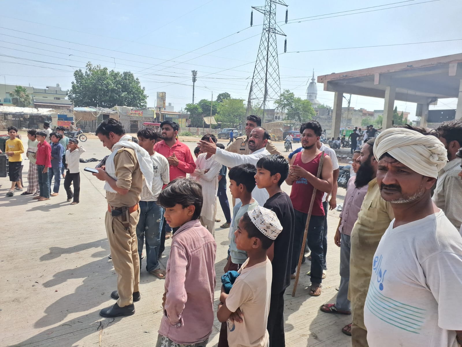 कांधला कस्बे की नवीन मंडी स्थित दुकान में लगी आग। संवाद