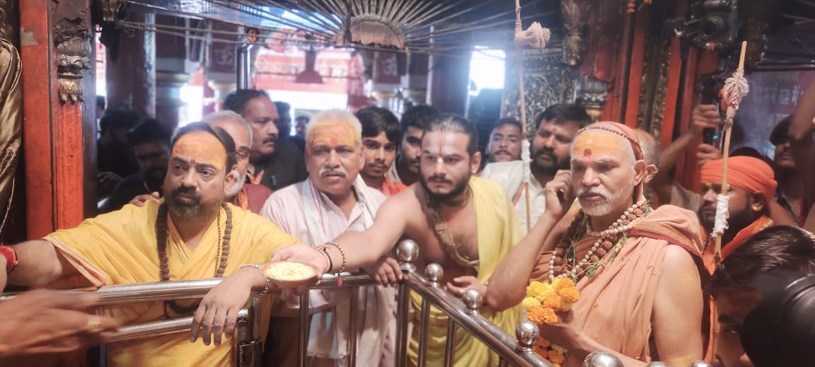 कड़ा के कुबरीह घाट पर गंगा का मां का दर्शन- पूजन करते अविमुक्तेश्वरानंद सरस्वती। संवाद